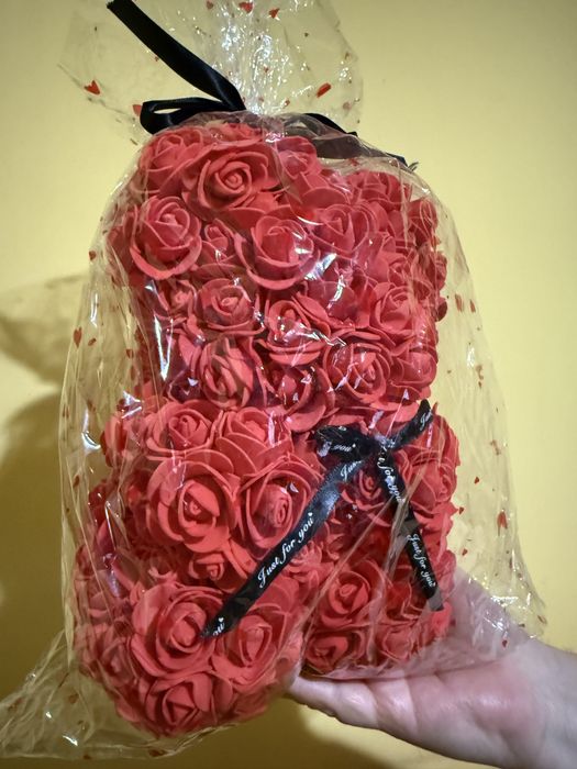 Мече от червени рози