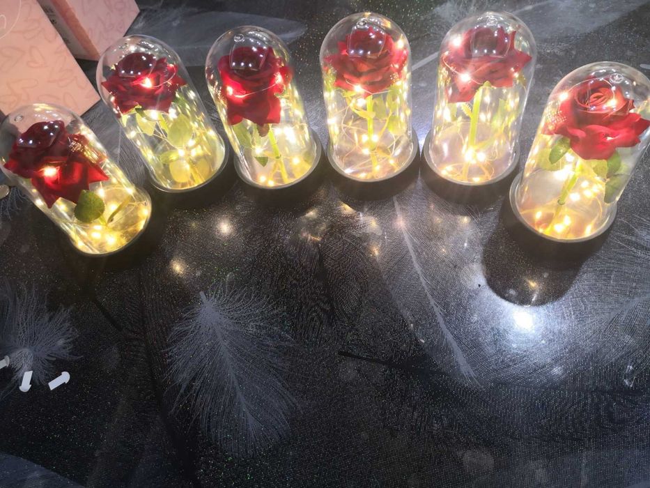 Светеща роза в стъкленица
