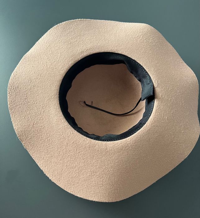 Зимна дамска шапка