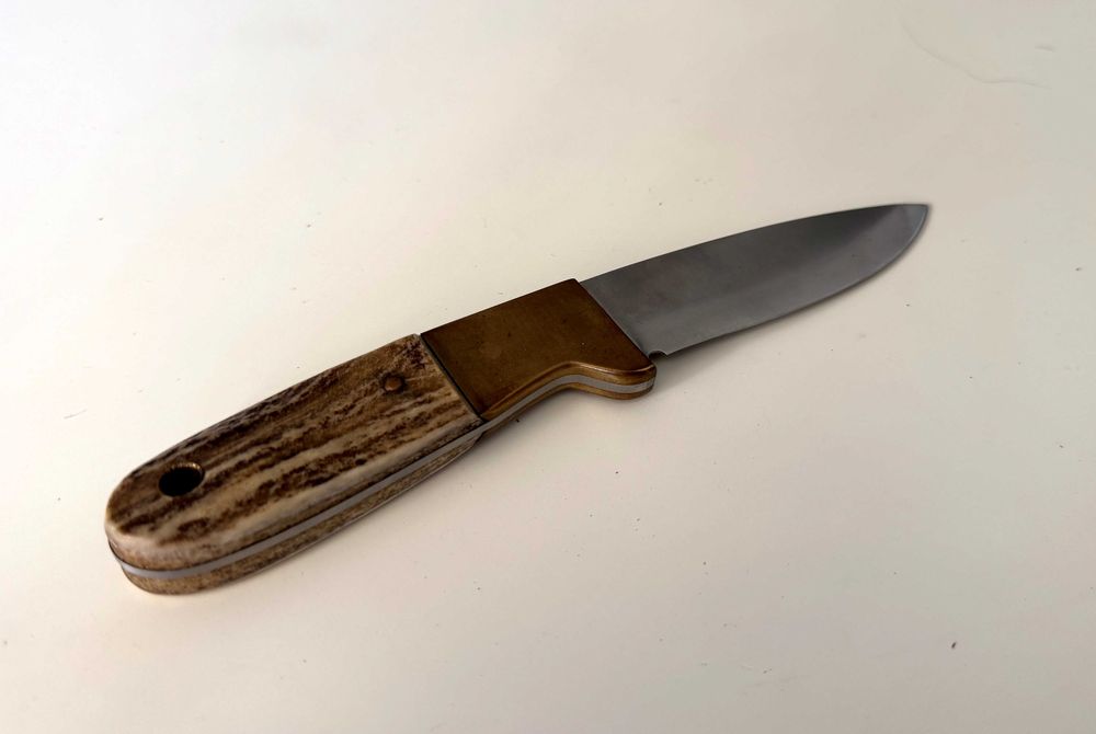 Cuțit Vânătoare Bushcraft Full Tang Corn Cerb Alamă + Teacă Piele