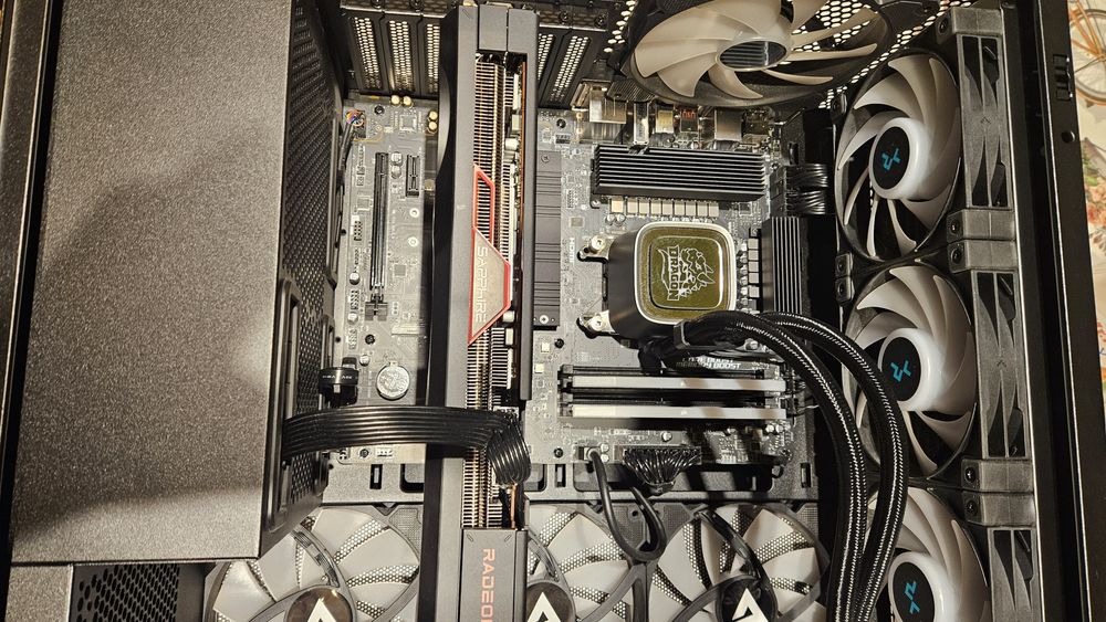 Vând placa video AMD Radeon RX 7900 GRE