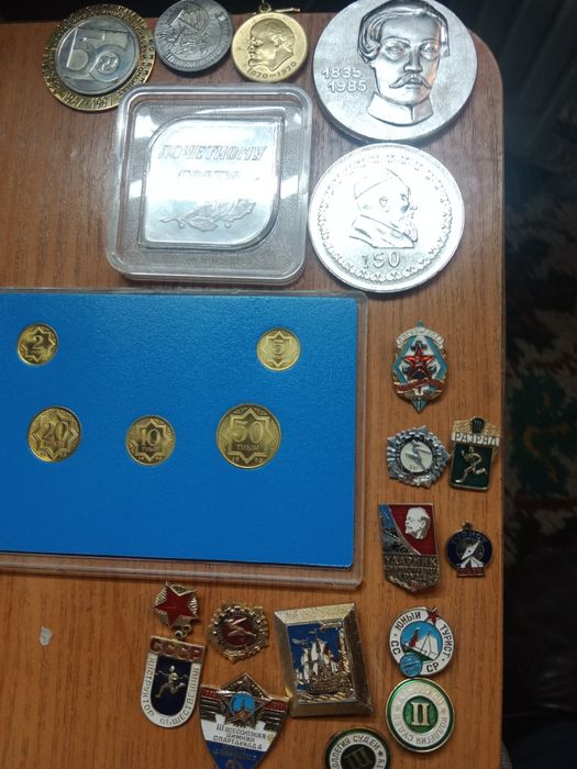 Старинные деньги, значки