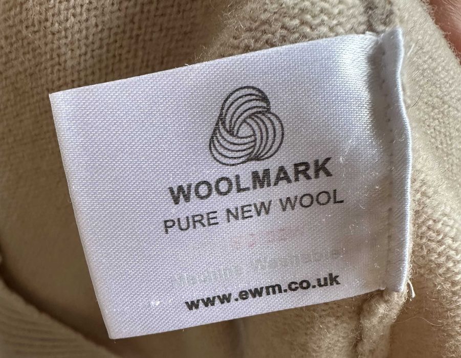 Дамски вйлнен пуловер