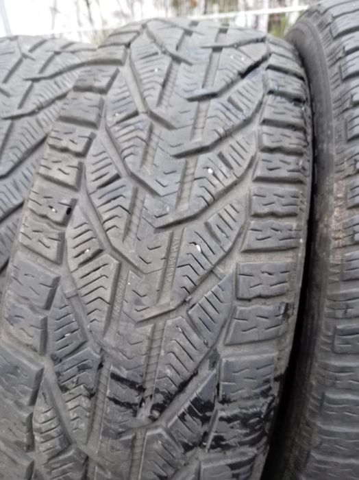 Vând anvelope iarna  4 bucăți dimensiuni 215/60R17