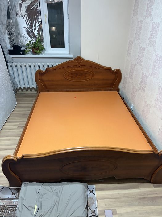 Двухспальная кровать с матрасом
