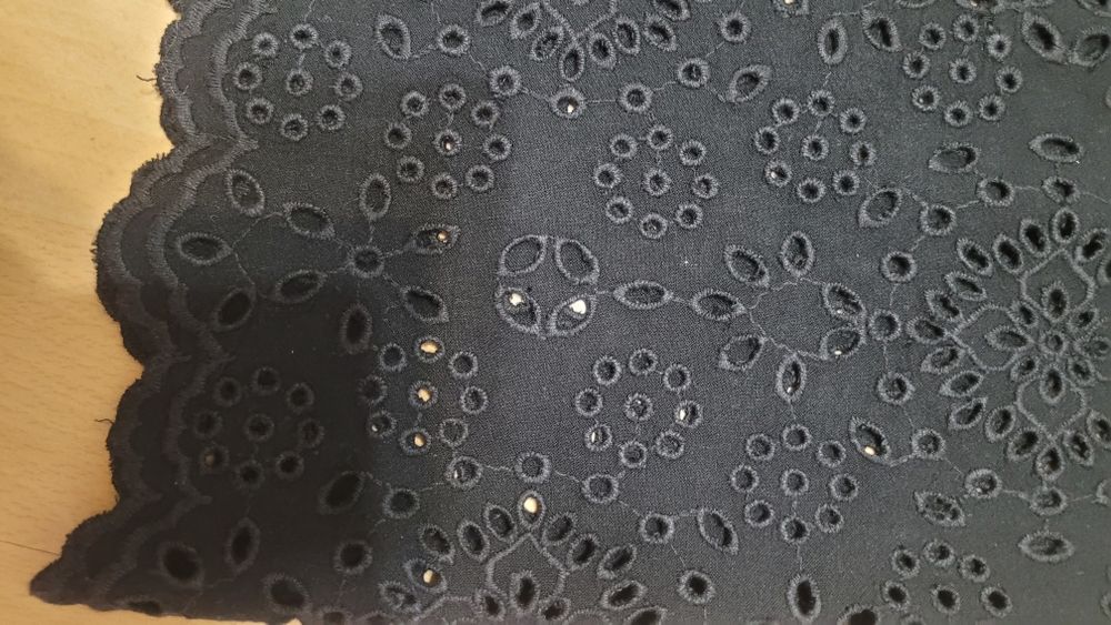 Pantaloni drepti cu broderie perforata de la Zara