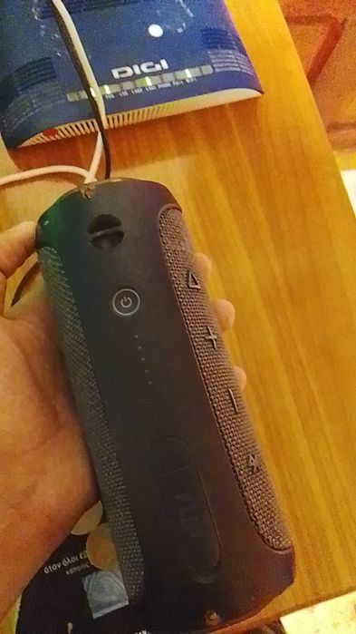 Boxa JBL conectare prin bluetooth. Este in stare aproape perfectă...are mici zgarieturi.