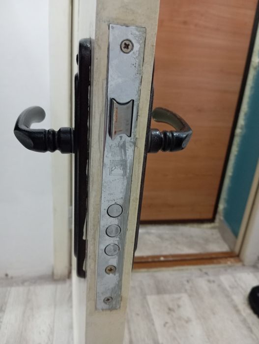 Продам входную деревянную дверь