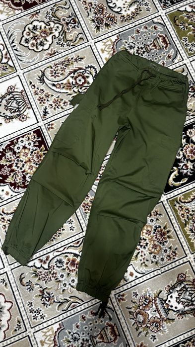 Карго-джогеры в оливковом цвета