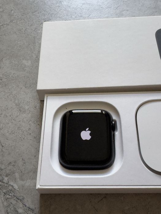 Apple Watch SE3 44mm Като нов 100% battery health