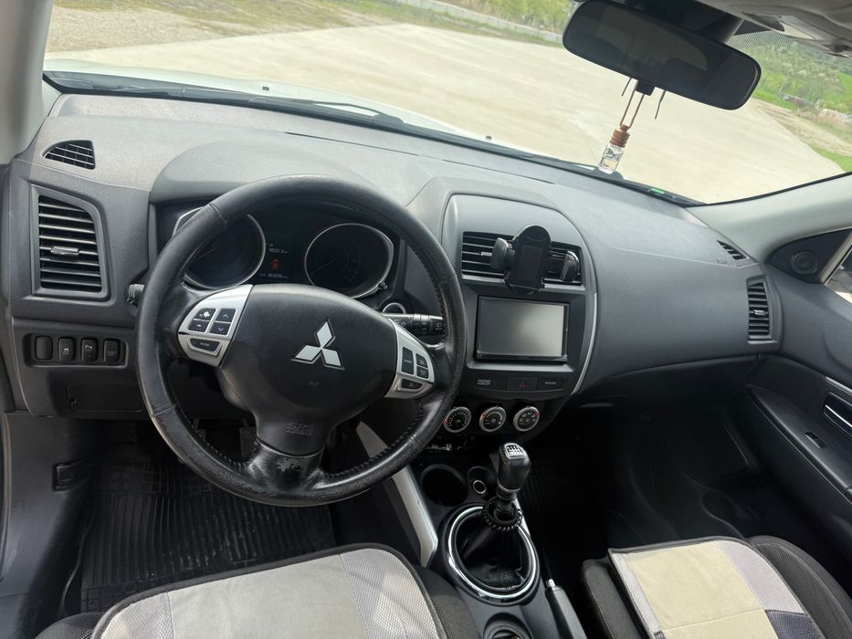 Vând Mitsubishi ASX