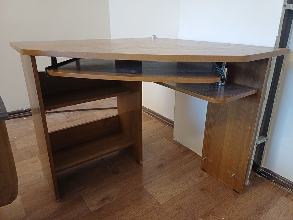 Продам стол с телевизором