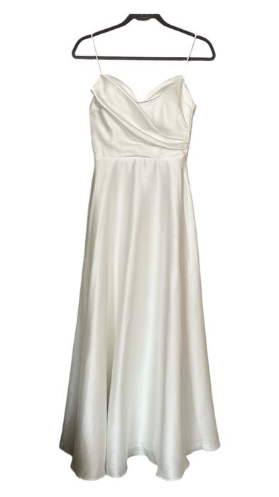 Сатенена бяла рокля