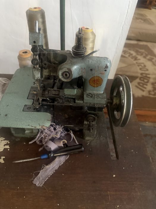 Оверлок б/у в рабочем состоянии