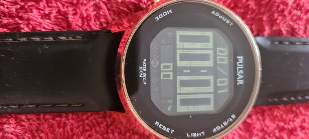 Ceas bărbătesc rezistent la apă  , cu alarmă , și multe setări .