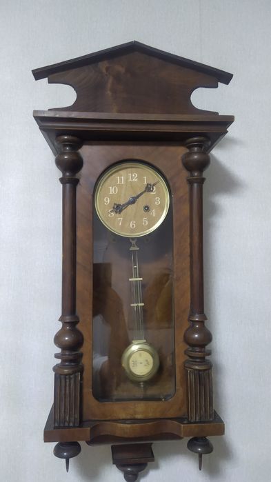 Старинные настенные часы с боем