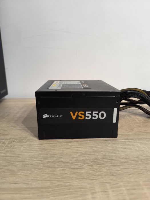 Carcasa PC gaming cu sursa Crosair VS550