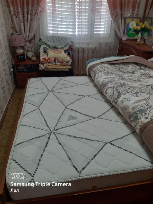 Матрас новый и чистый , и комод с зеркалом