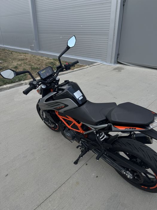 Vand ktm duke 125 an 2023 stare perfecta.