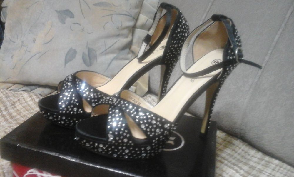 Красивые босоножки для праздника.