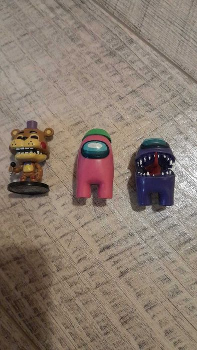 игрушки among us и фрреди