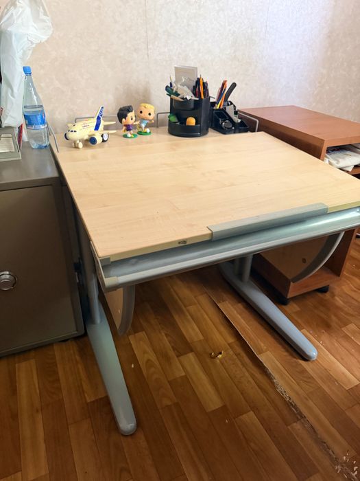Парта детская регулируется по высоте