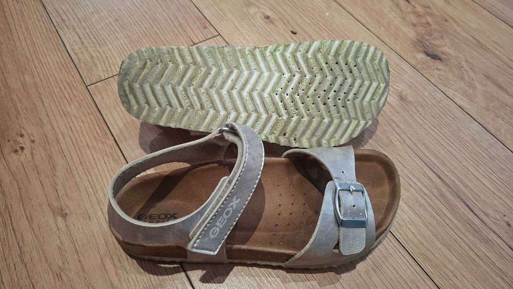 Сандали сребристи Geox