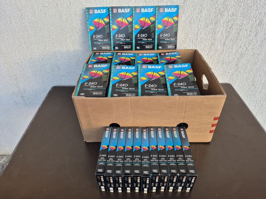 Vând o colecție de 18 casete video VHS originale Basf de 240 de minute