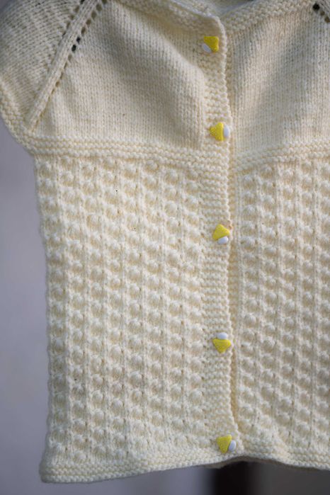 Ръчно плетени детски дрехи.