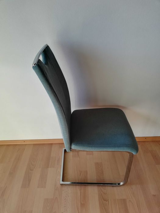 Два стола с модерен дизайн