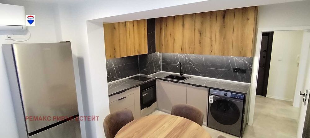 Дава се под наем Едностаен апартамент в Русе, Център - 43 кв.м за 408 € - Снимка #2