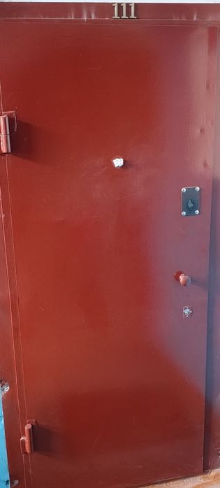 Металлическая дверь б/у