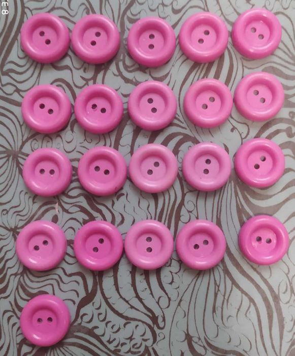 Пуговицы белые, серые, розовые, чёрные