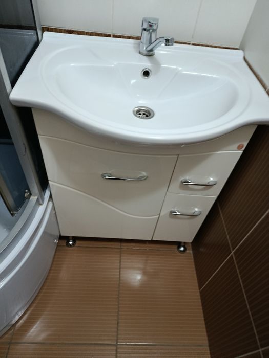 Раковина с тумбочкой