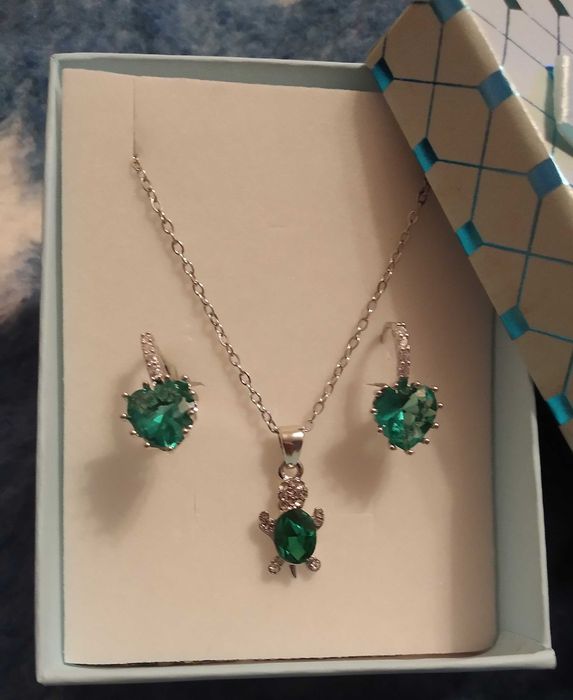 Чисто нов,дамски,, сребърен комплект в подаръчна кутия.