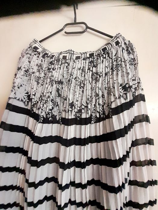 Fustă, ocazie plisata..mătase alb,negru captusita 44-46.