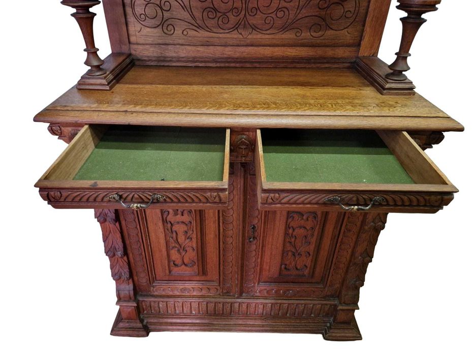 Разкошен Ръчно Резбован Дъбов Бюфет С Цветен Витраж