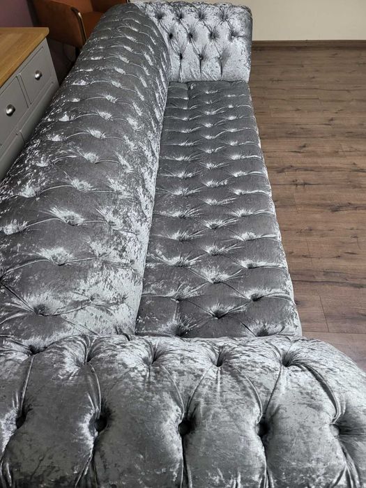 Голям сив диван от плат Честърфийлд и табуретка