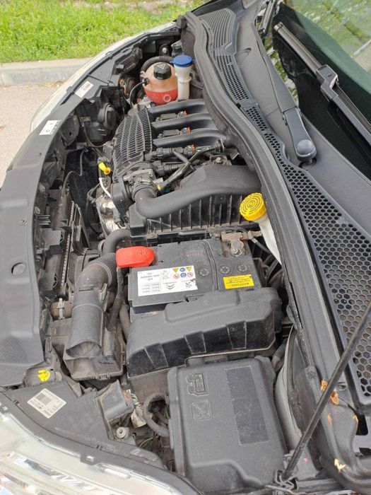 Продавам Peugeot 208