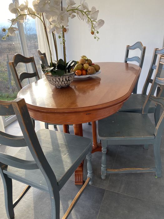 Vând masă cu scaune.