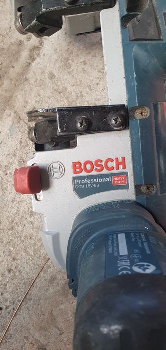Fierăstrău cu banda Bosch GCB 18V-63