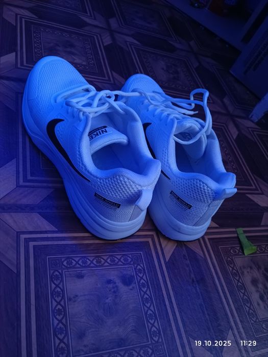 Продам кросовки белые