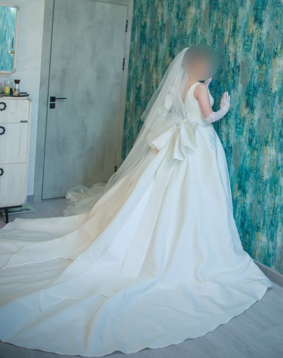 Нежное атласное свадебное платье с бантом