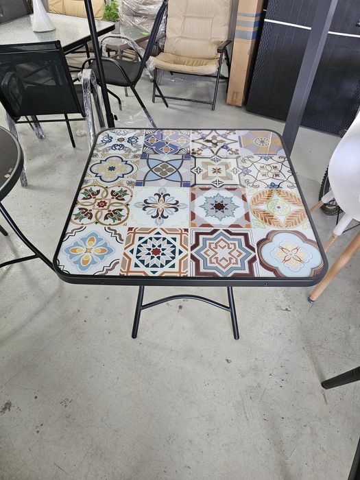 Сгъваема градинска маса 80×80 см със стъклен плот
€35 (68.45лв.)