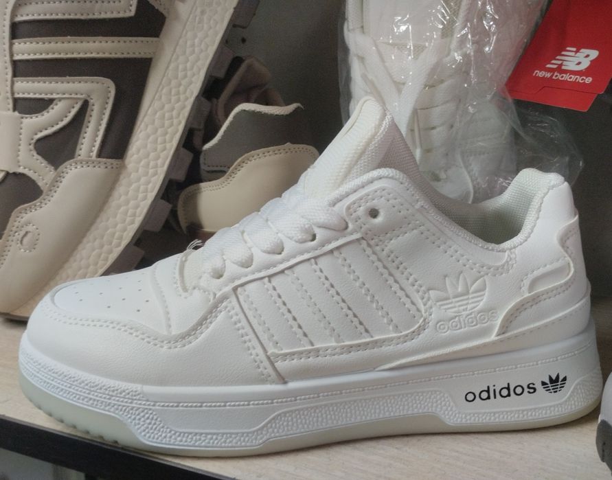 Кроссовки женские