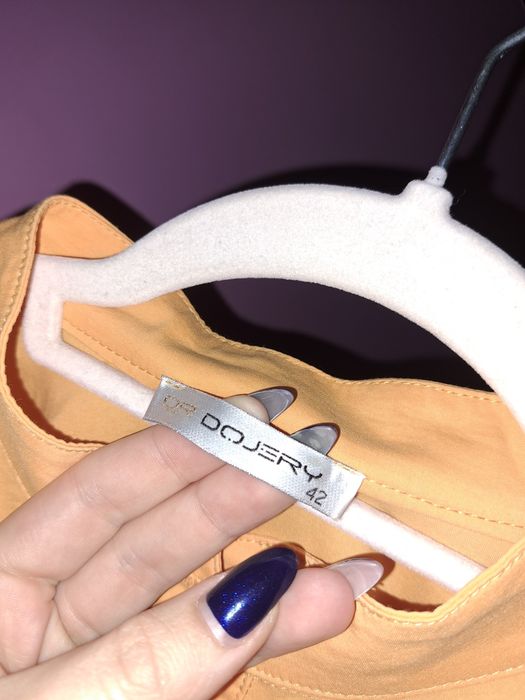 Оранжева рокля, с колан и елемент на рамената