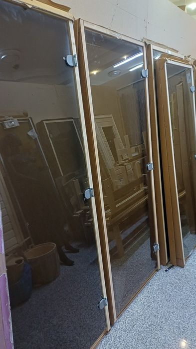 Стеклянные двери для бани, сауны, хамама и деревянные окна