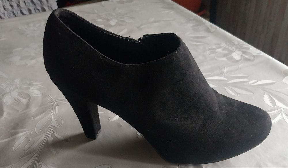 Велурени боти с ток