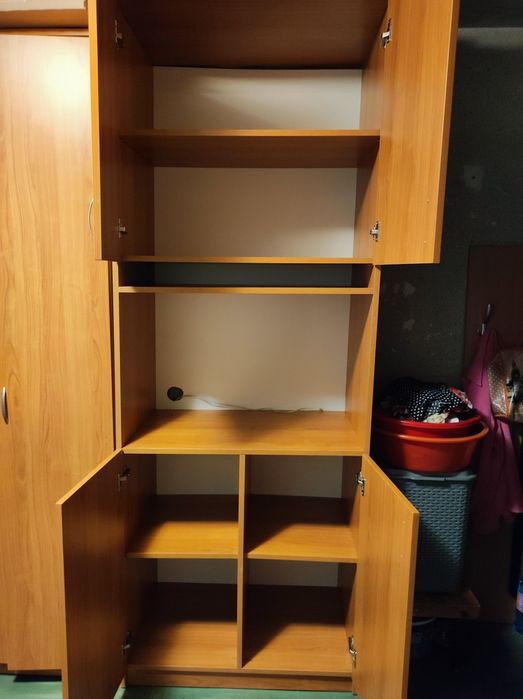 Dulap de haine cu spatiu și de tv