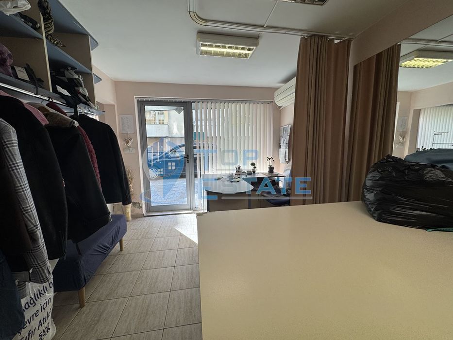 Търговско помещение на комуникативно място в кв. Колю Фичето, гр. Вел